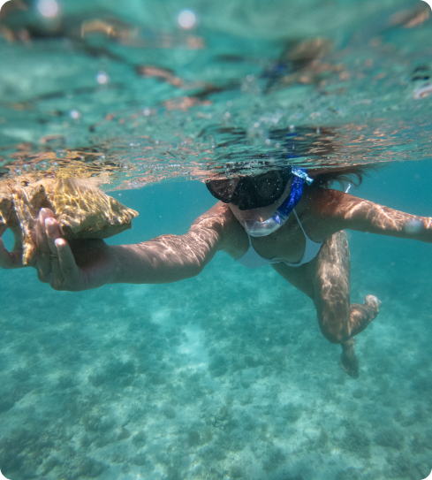 woman-doing-snorkeling-with-mask-underwater-with-seashell-concept-healthy-lifestyle-leisure